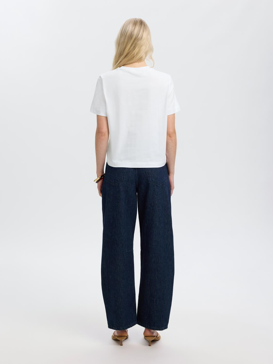 model_shot-back